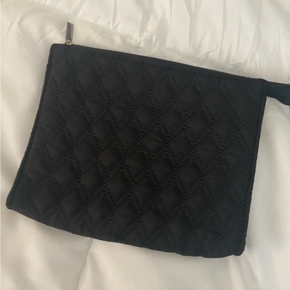 BLACK FABLETICS POUCH - Picture 3 of 5